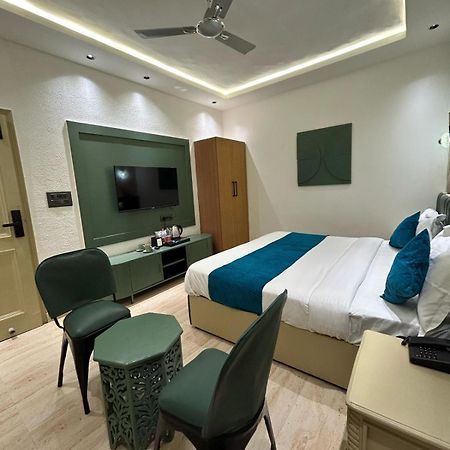 Divine Hotel Karnāl Extérieur photo