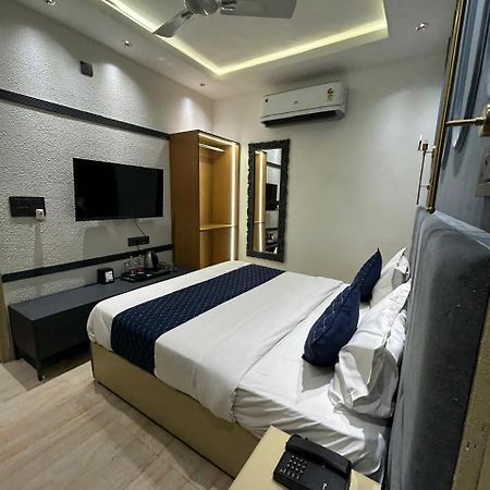 Divine Hotel Karnāl Extérieur photo