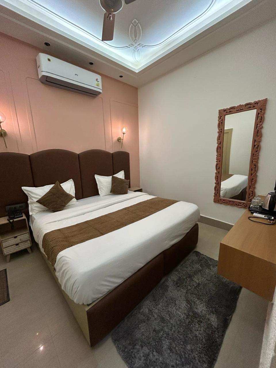 Divine Hotel Karnāl Extérieur photo