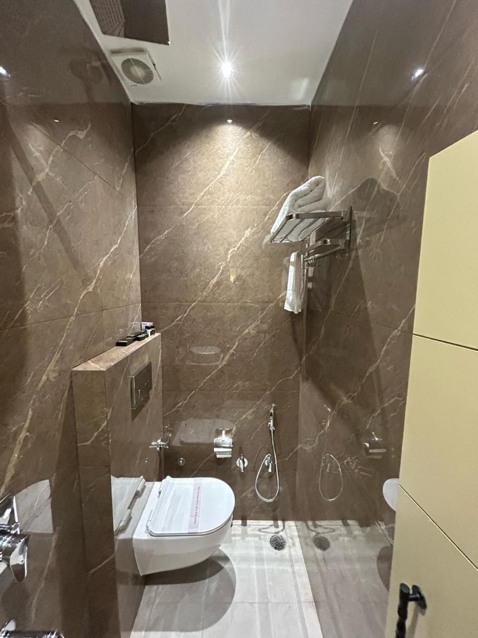 Divine Hotel Karnāl Extérieur photo