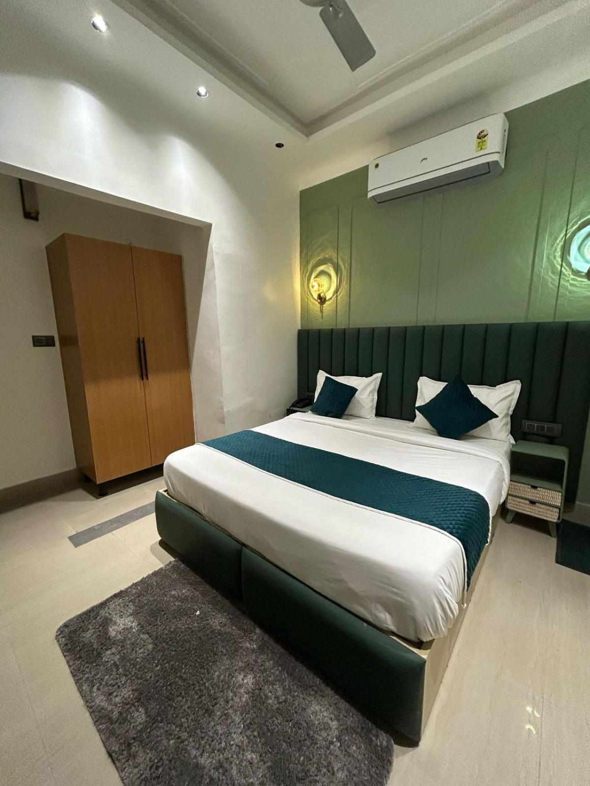 Divine Hotel Karnāl Extérieur photo