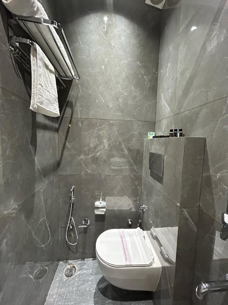 Divine Hotel Karnāl Extérieur photo