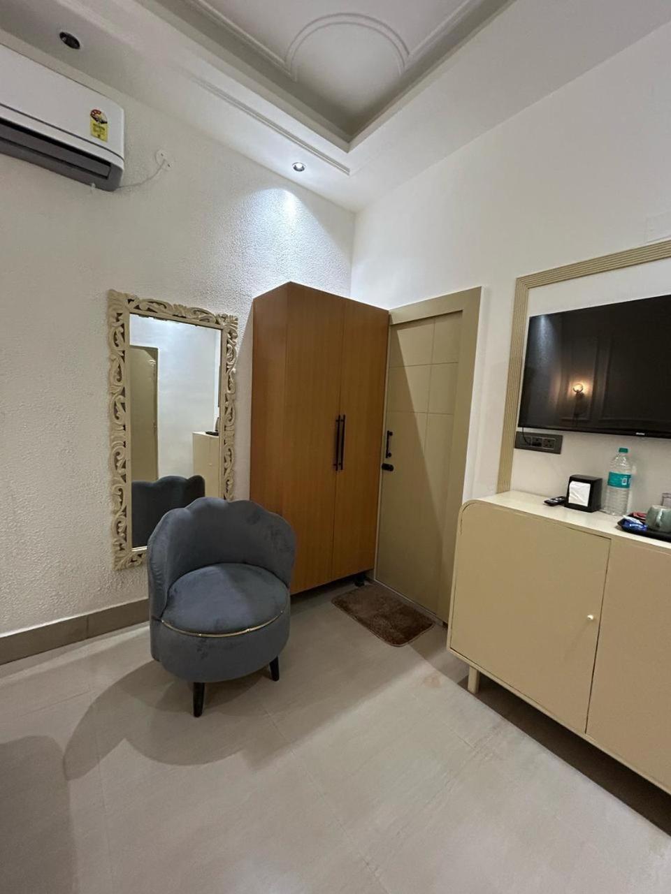 Divine Hotel Karnāl Extérieur photo