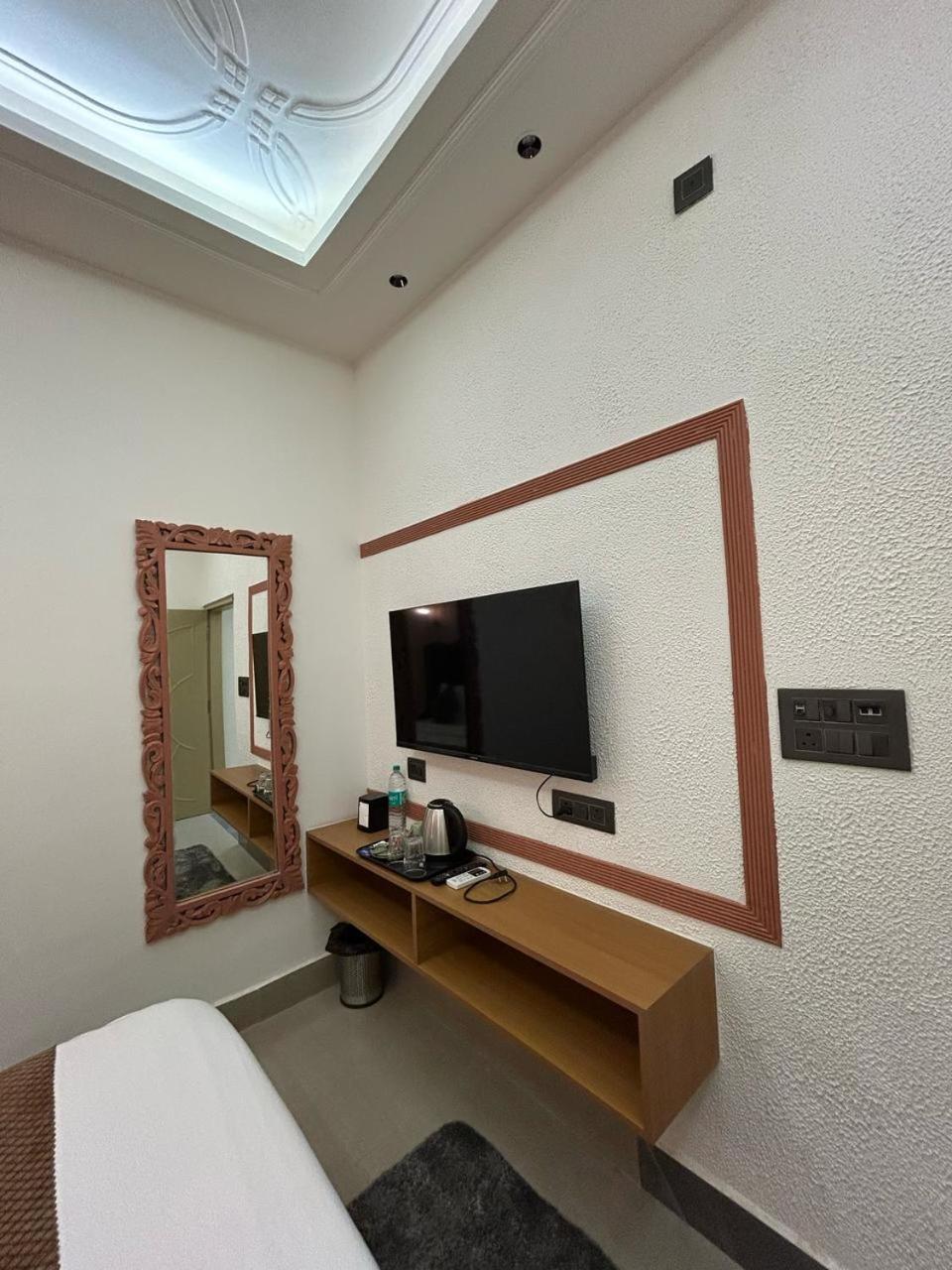 Divine Hotel Karnāl Extérieur photo