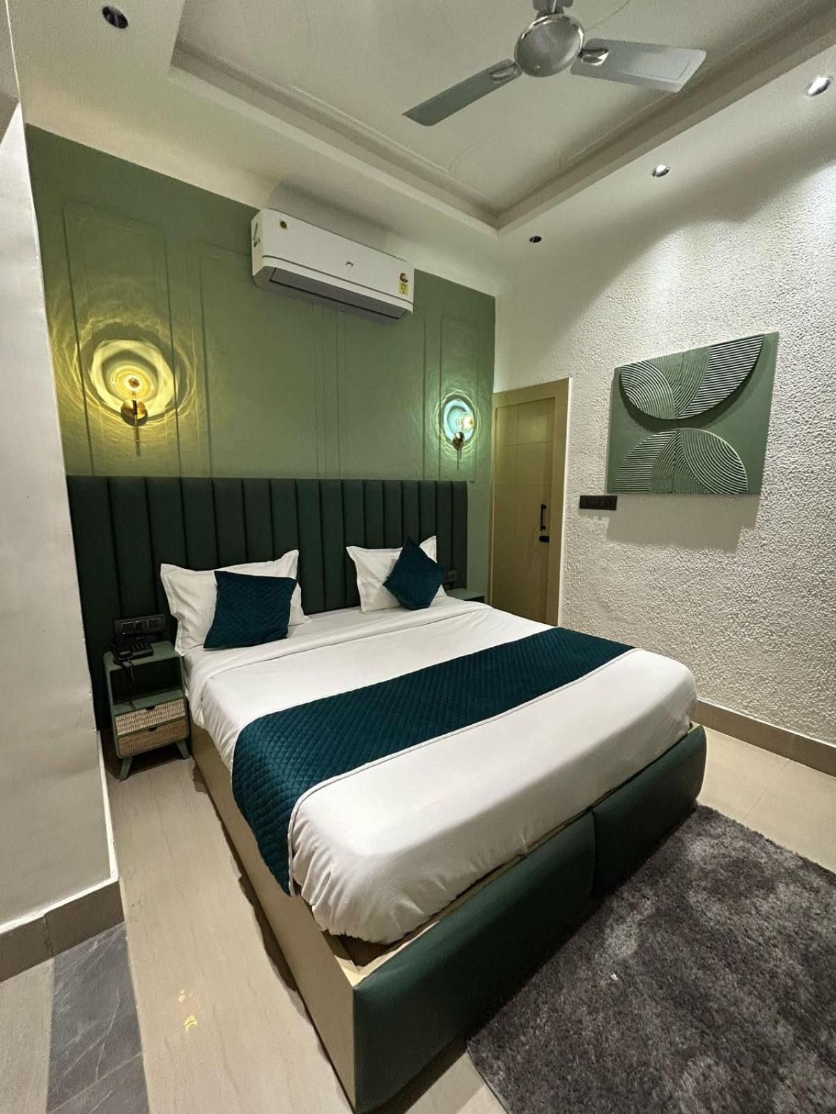Divine Hotel Karnāl Extérieur photo