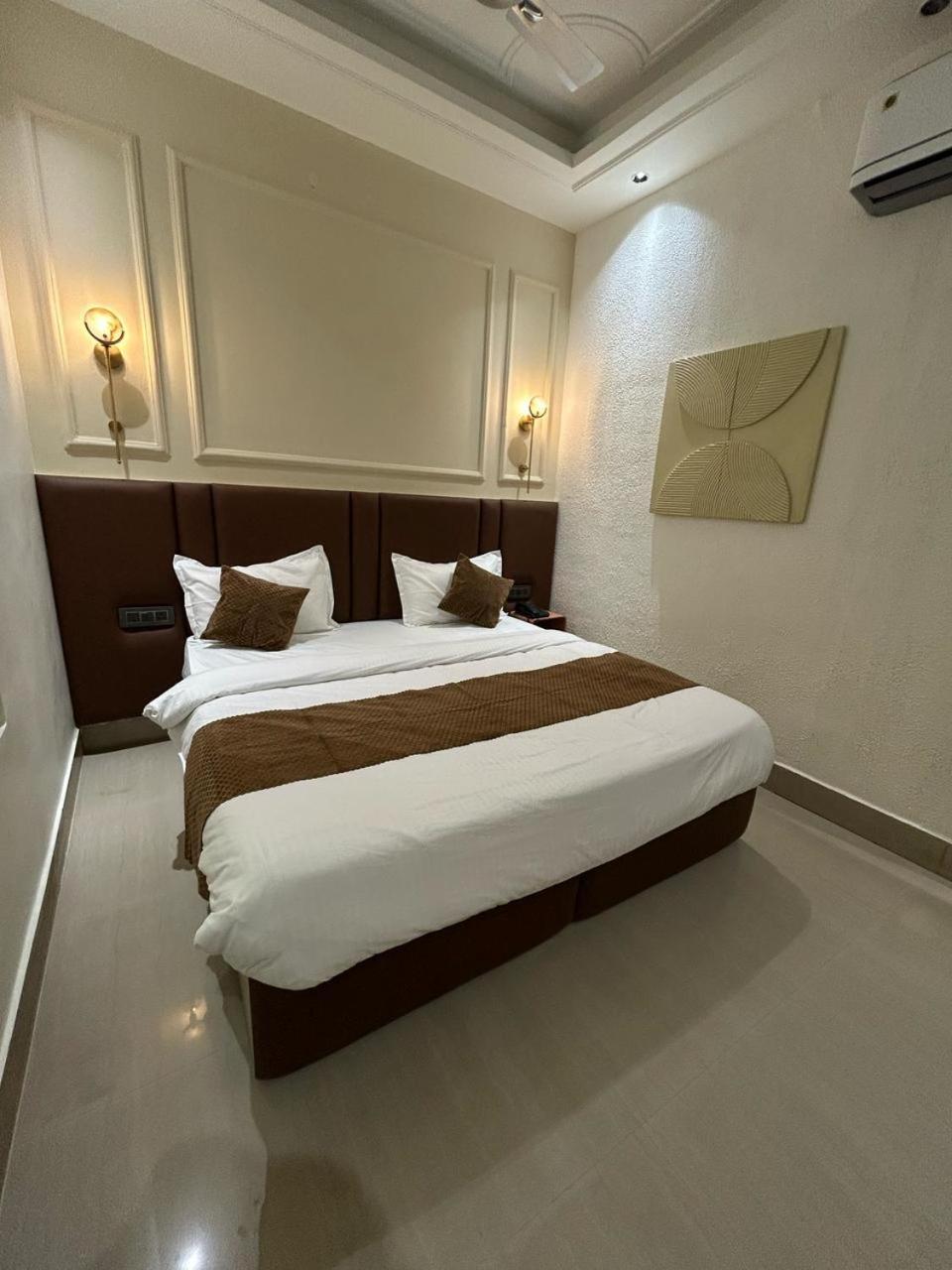 Divine Hotel Karnāl Extérieur photo