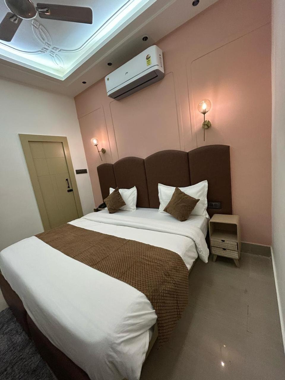 Divine Hotel Karnāl Extérieur photo