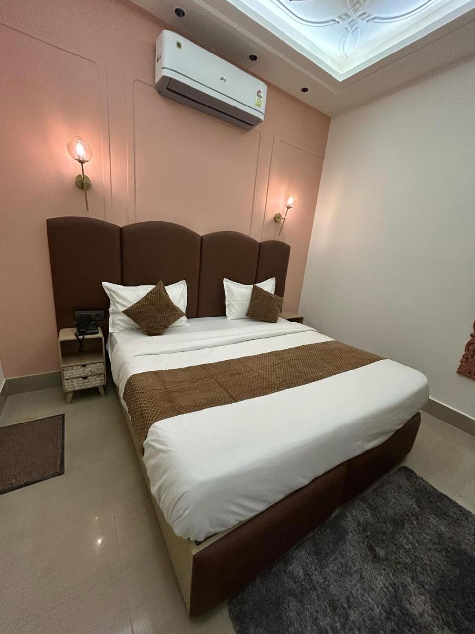 Divine Hotel Karnāl Extérieur photo