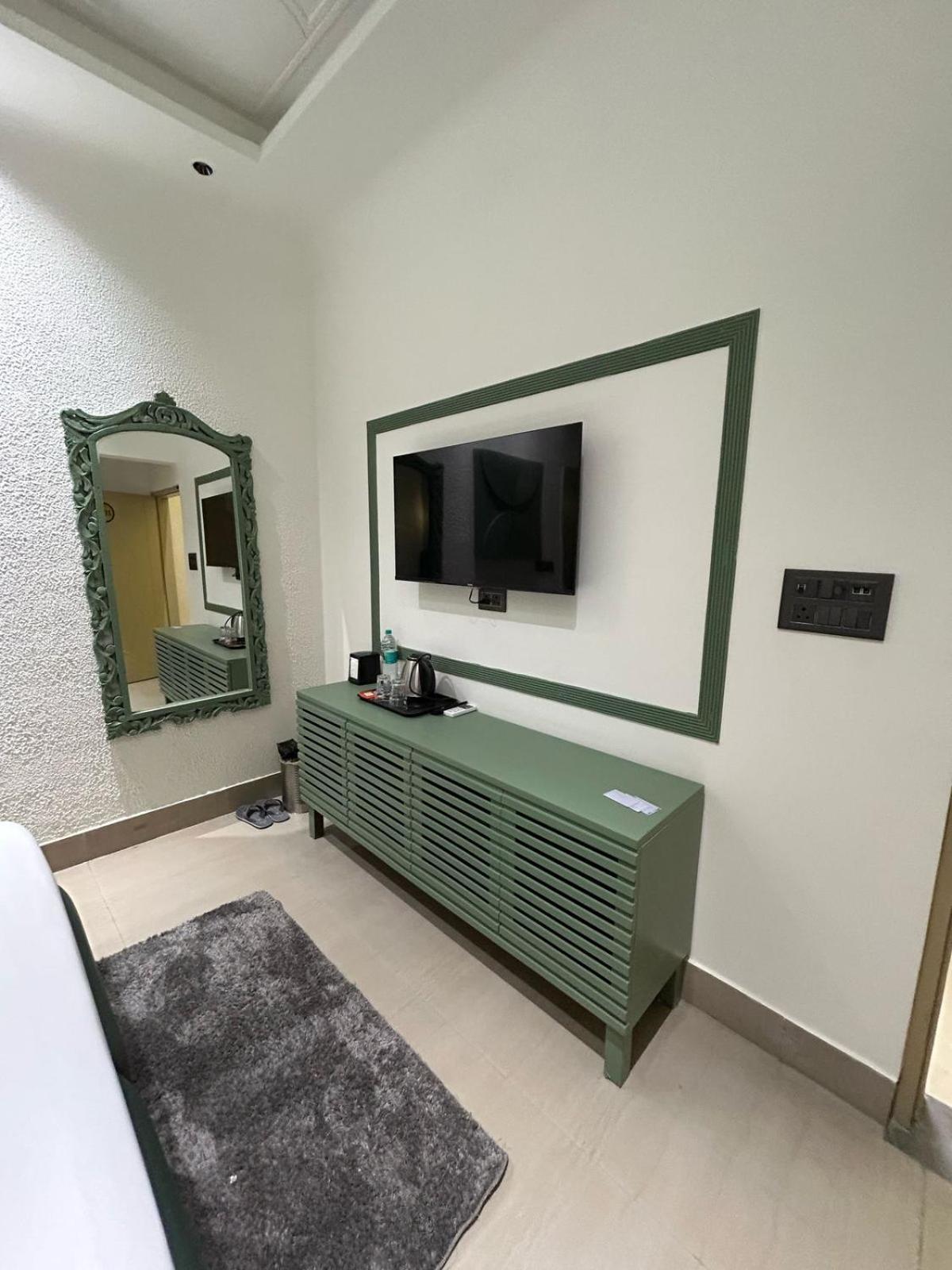 Divine Hotel Karnāl Extérieur photo