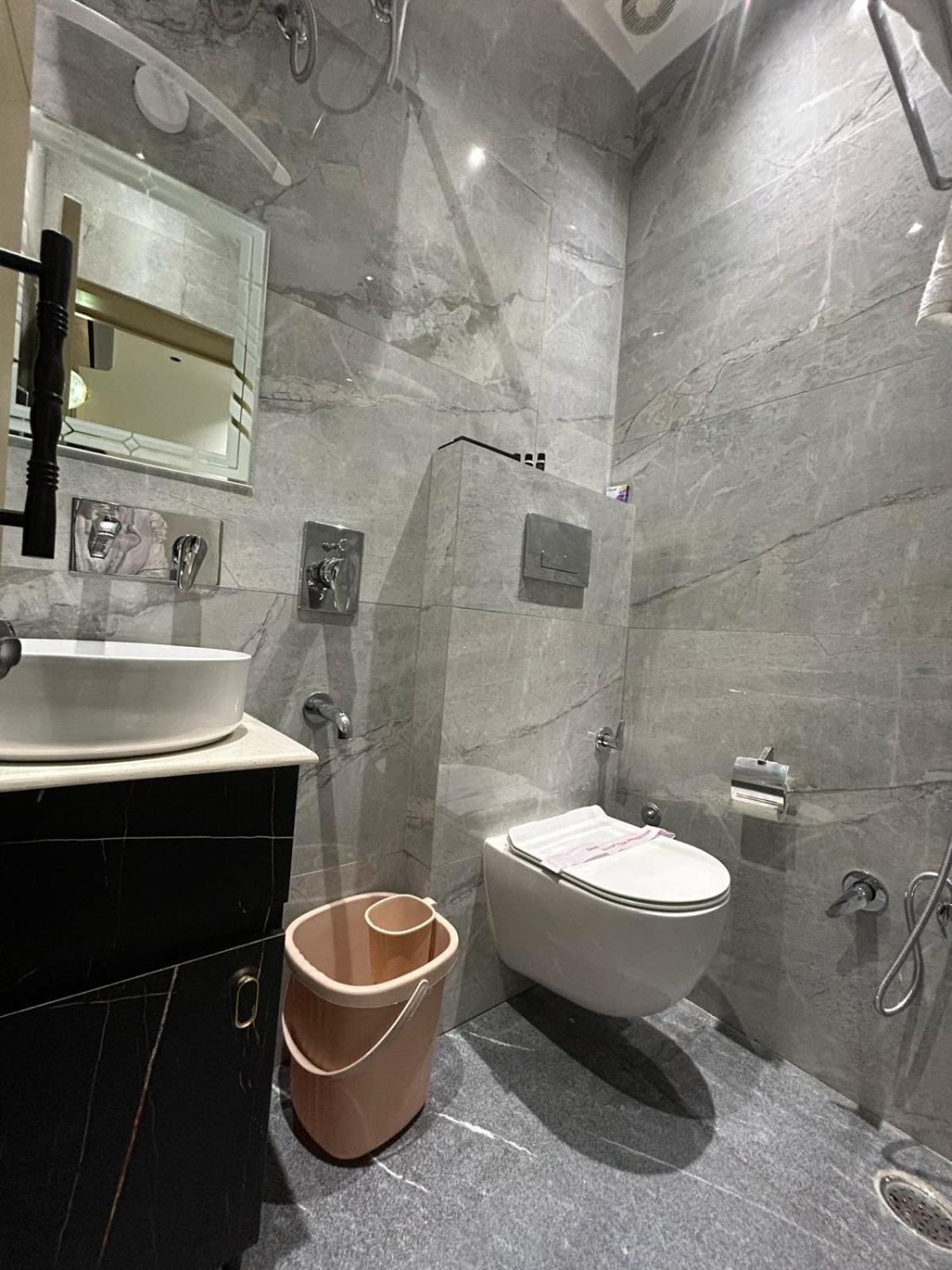 Divine Hotel Karnāl Extérieur photo