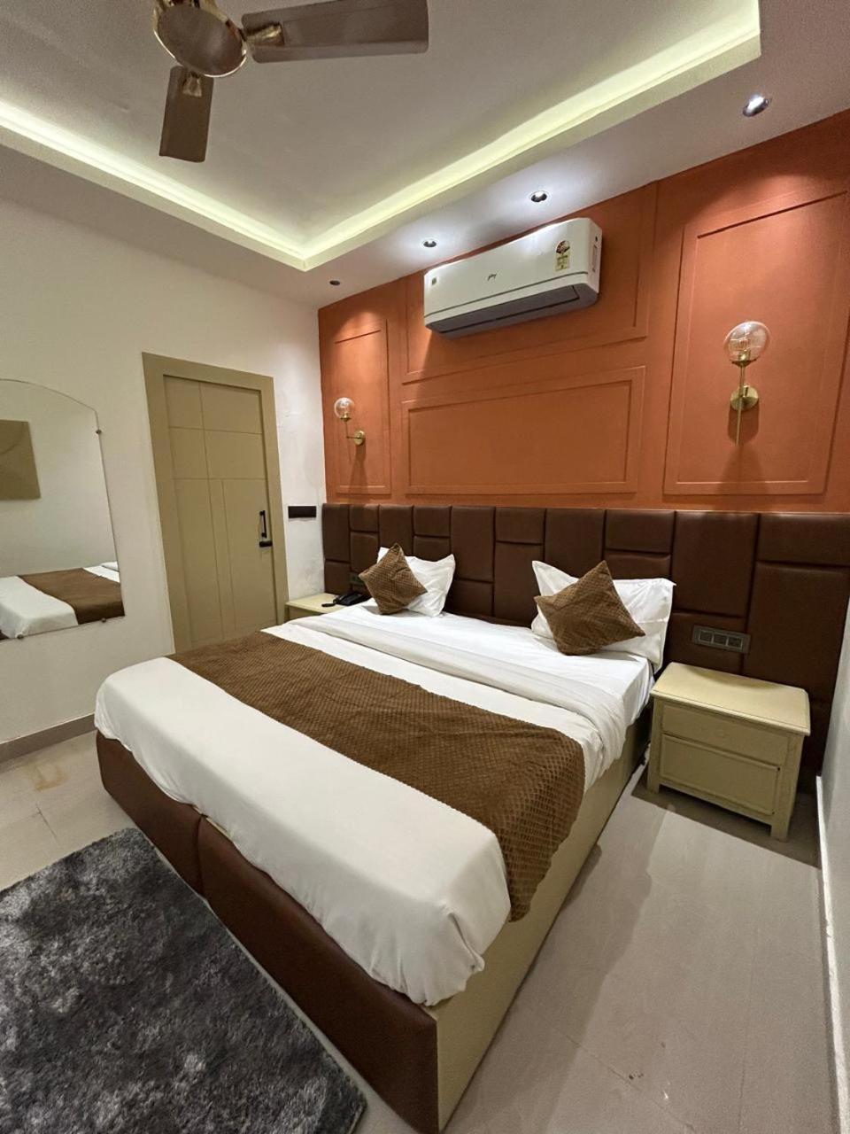 Divine Hotel Karnāl Extérieur photo