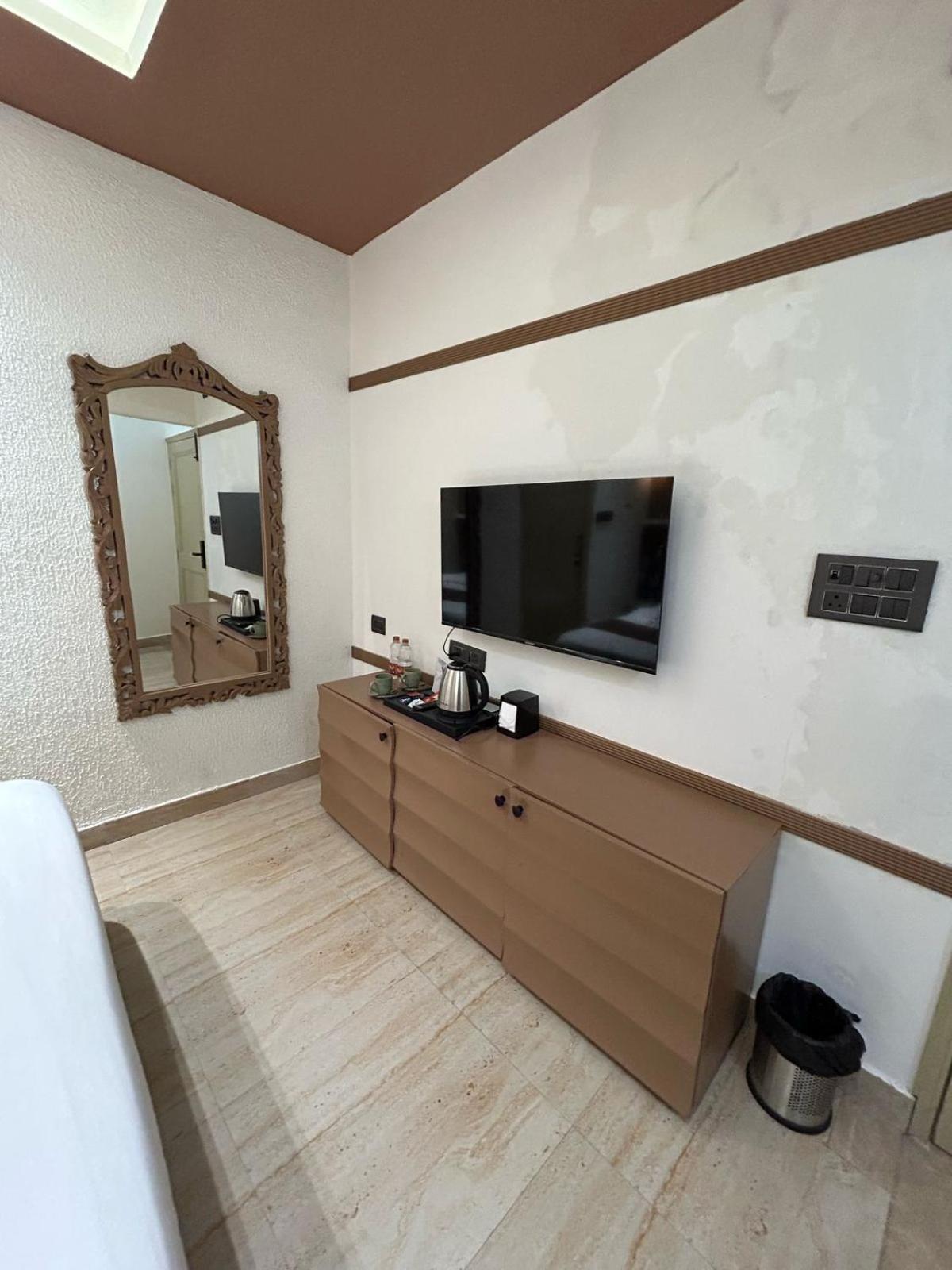 Divine Hotel Karnāl Extérieur photo