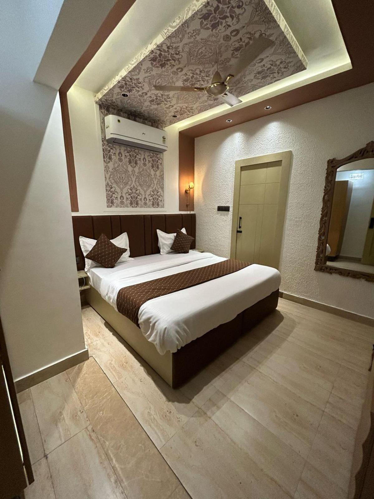 Divine Hotel Karnāl Extérieur photo