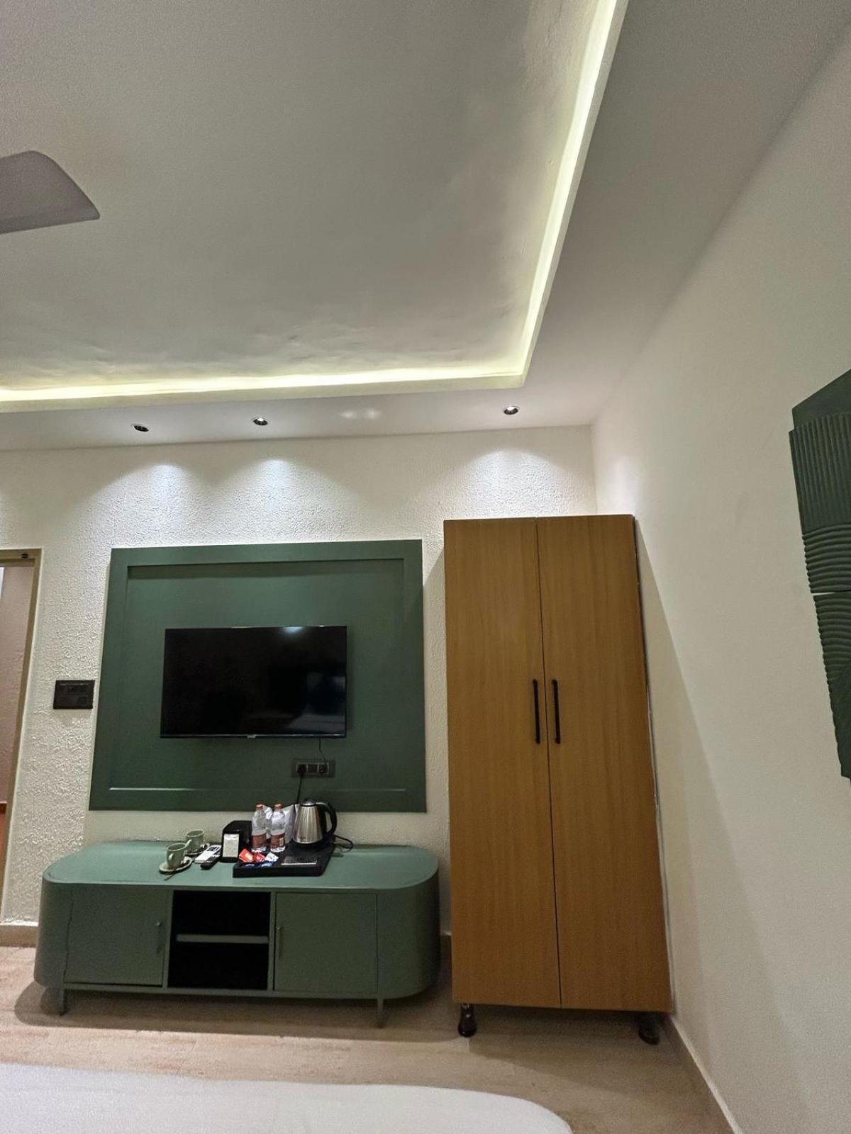 Divine Hotel Karnāl Extérieur photo