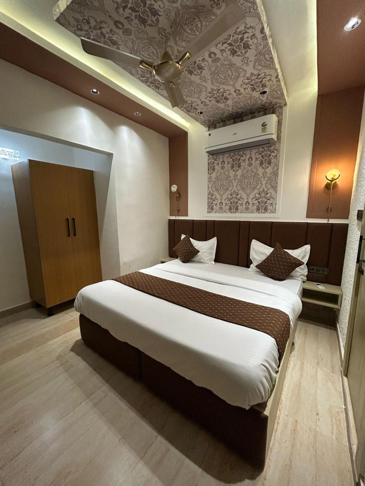 Divine Hotel Karnāl Extérieur photo