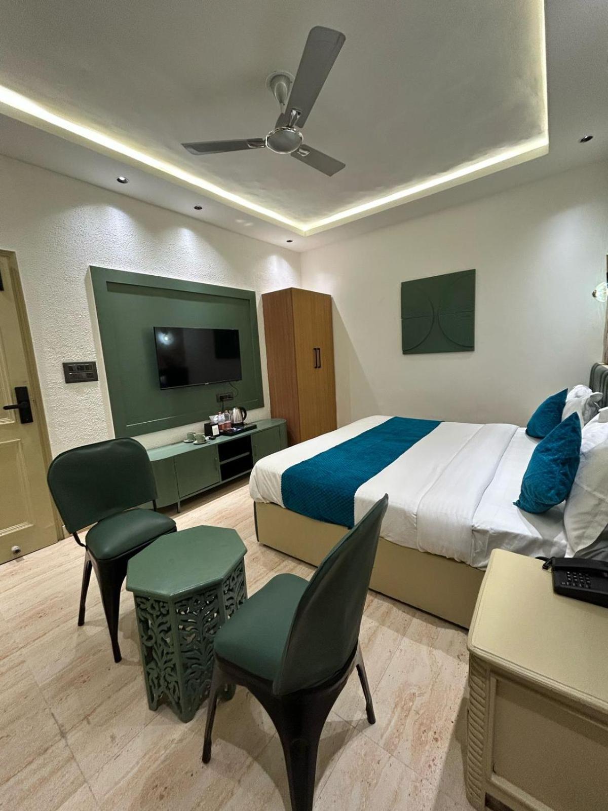 Divine Hotel Karnāl Extérieur photo