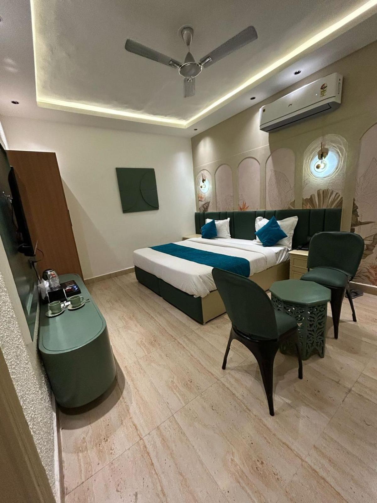 Divine Hotel Karnāl Extérieur photo