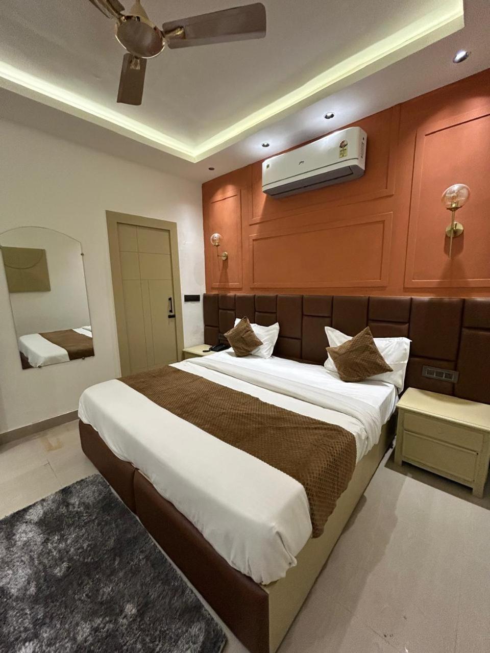 Divine Hotel Karnāl Extérieur photo