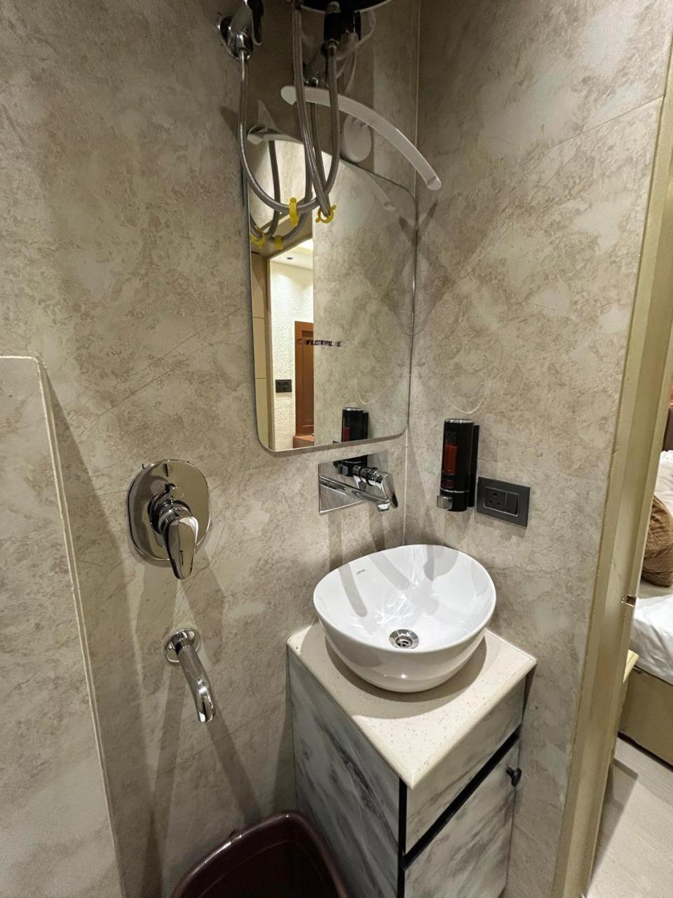 Divine Hotel Karnāl Extérieur photo