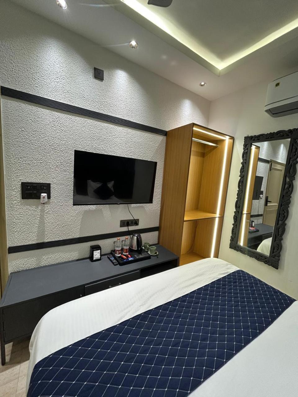 Divine Hotel Karnāl Extérieur photo