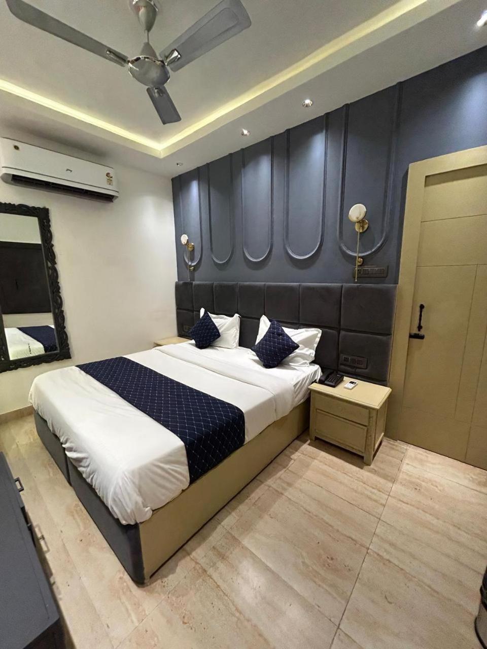 Divine Hotel Karnāl Extérieur photo