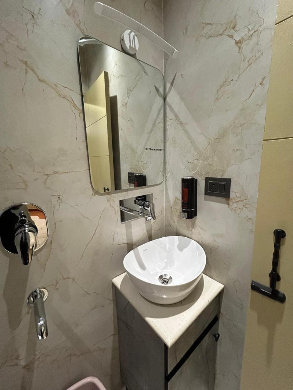 Divine Hotel Karnāl Extérieur photo