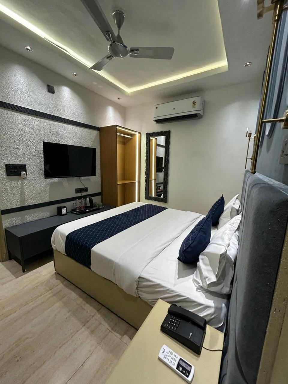 Divine Hotel Karnāl Extérieur photo