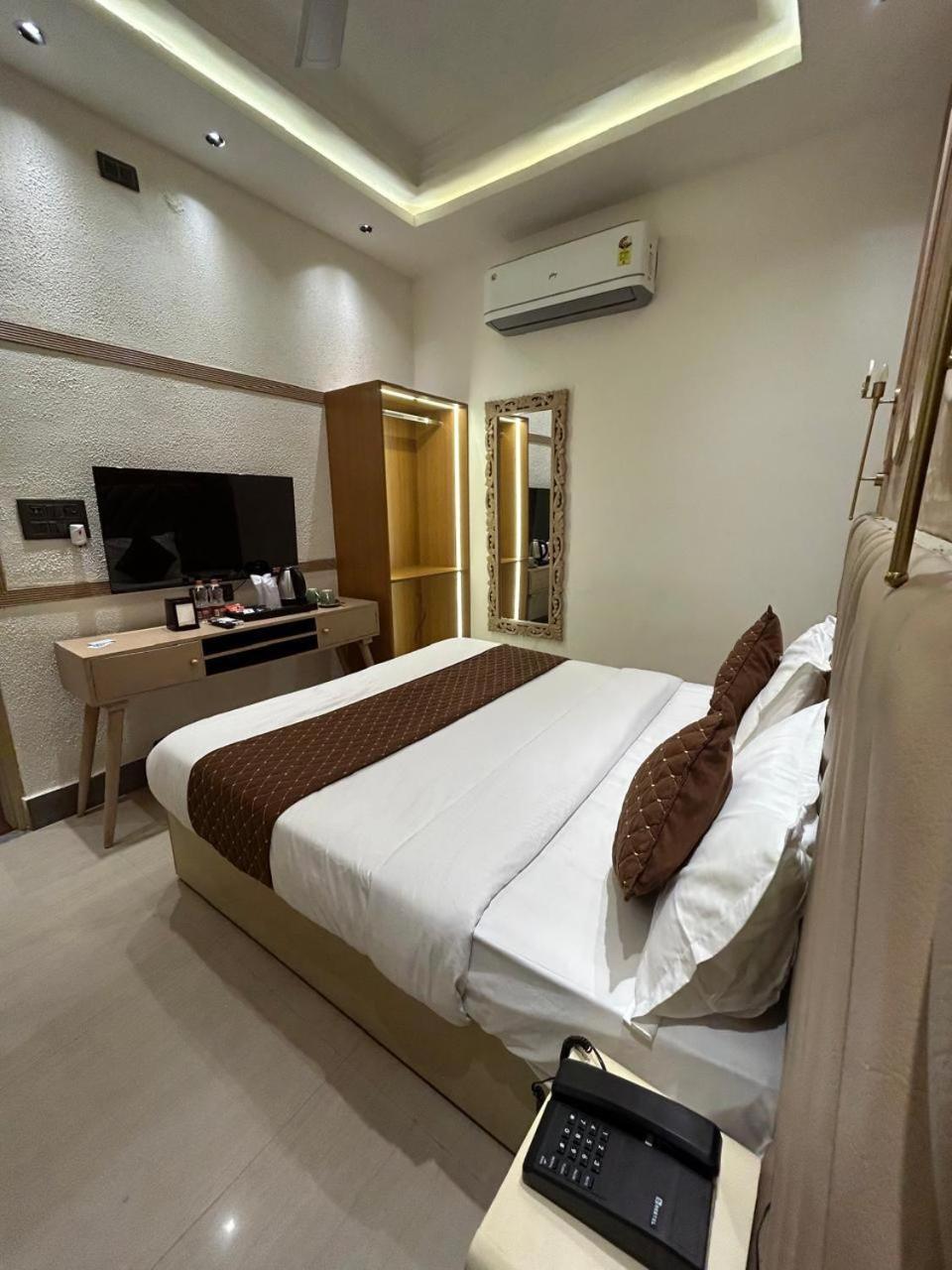 Divine Hotel Karnāl Extérieur photo