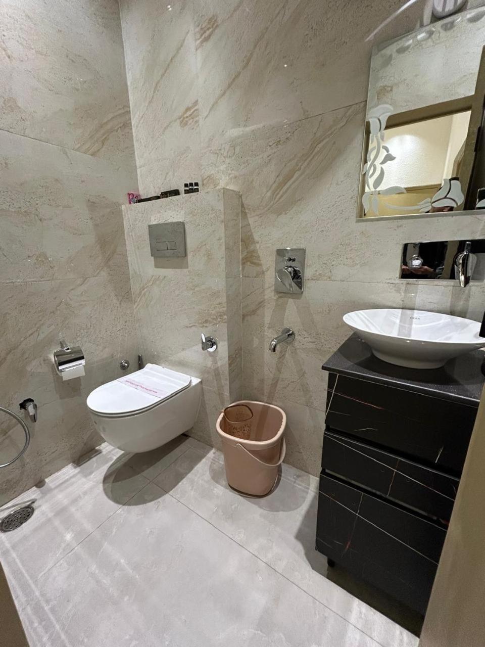 Divine Hotel Karnāl Extérieur photo