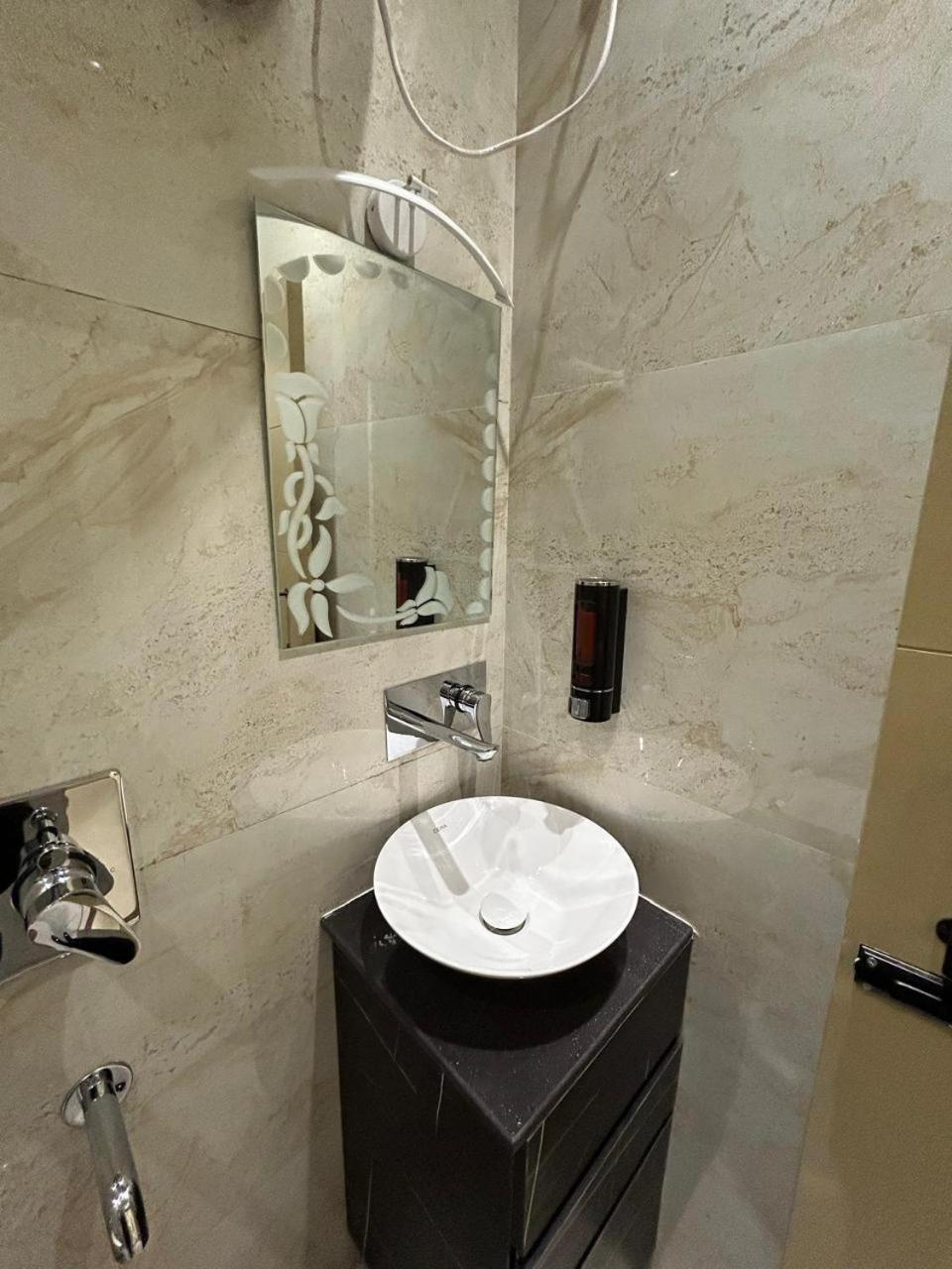 Divine Hotel Karnāl Extérieur photo