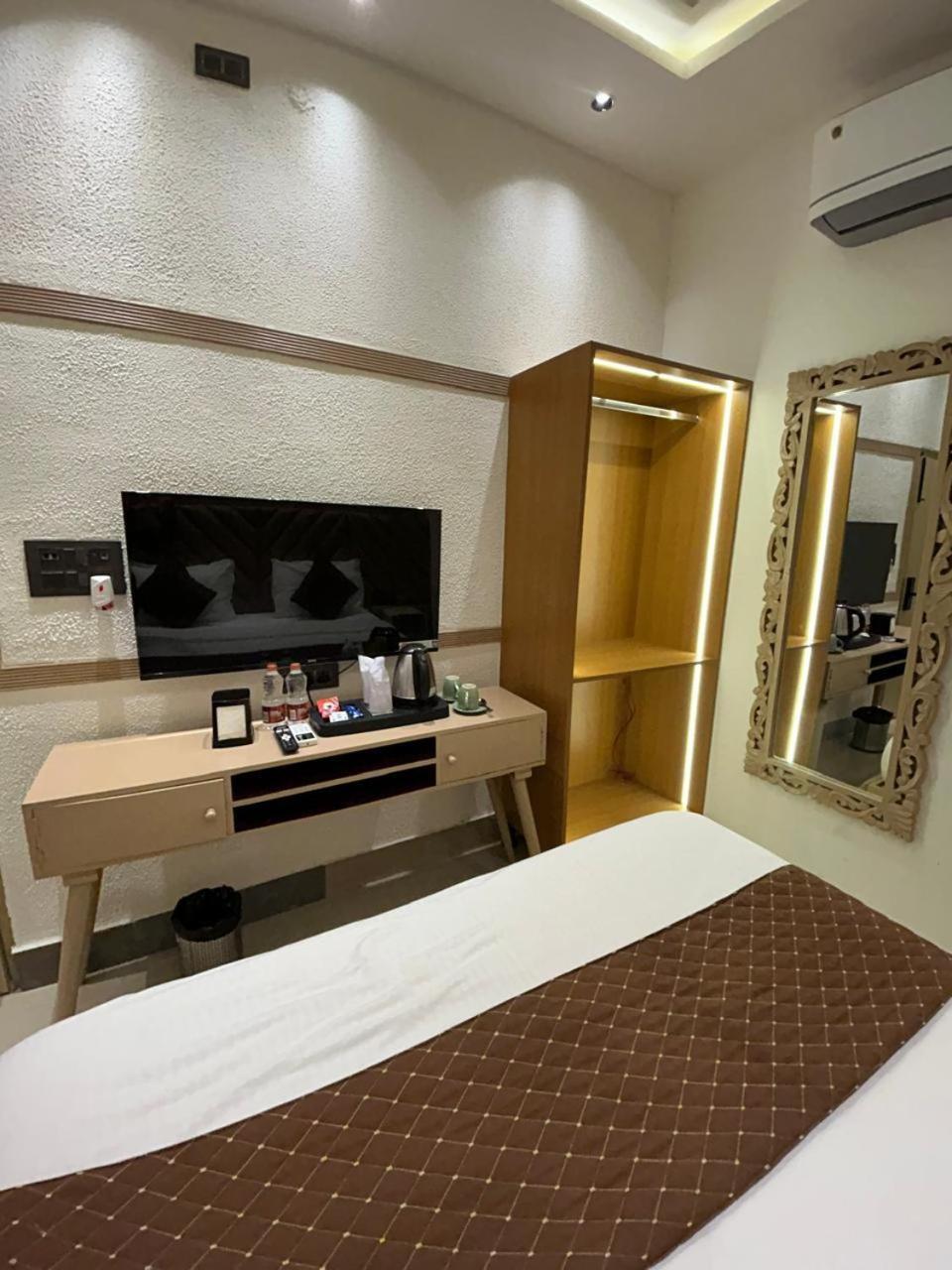 Divine Hotel Karnāl Extérieur photo