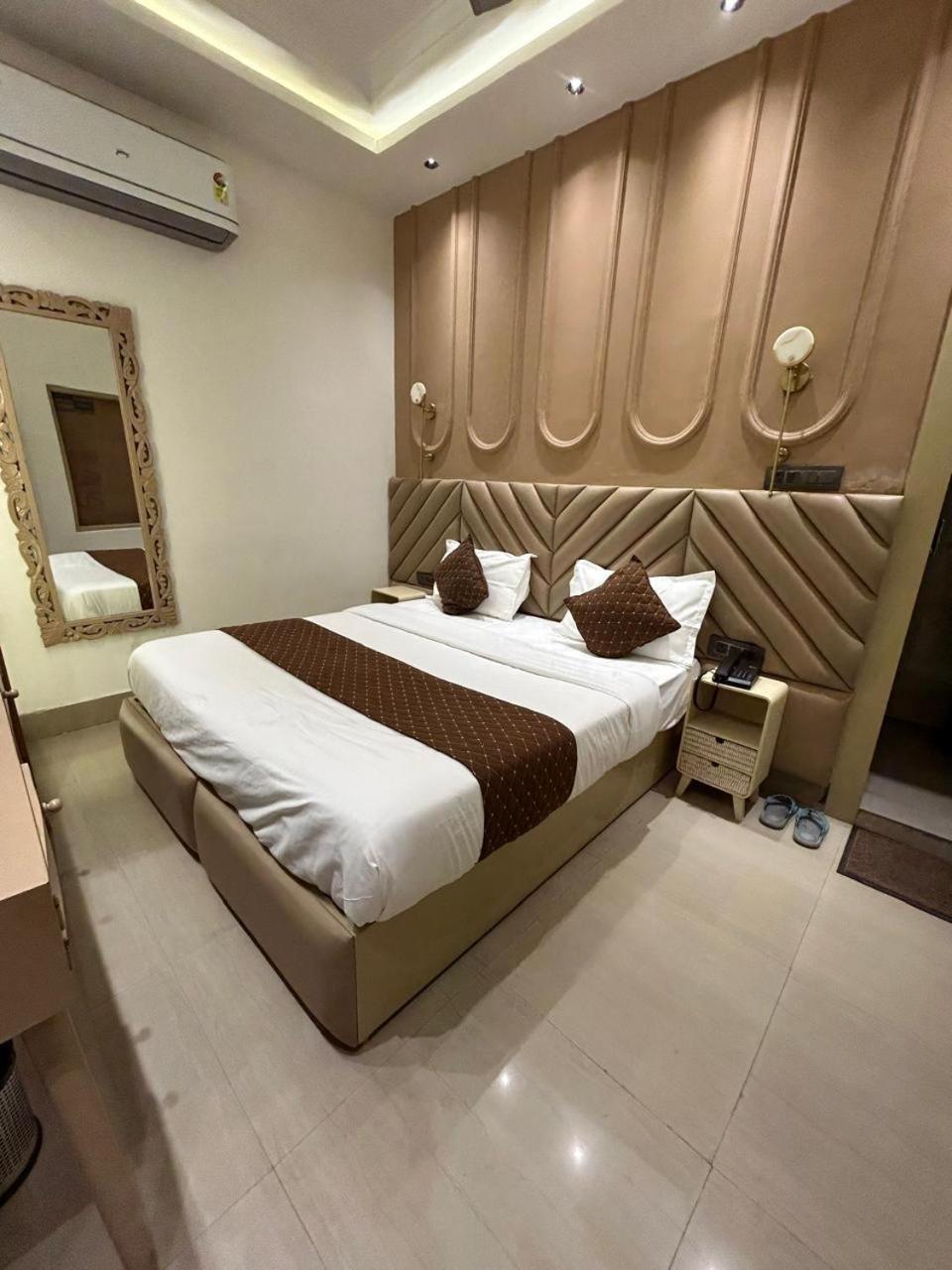 Divine Hotel Karnāl Extérieur photo